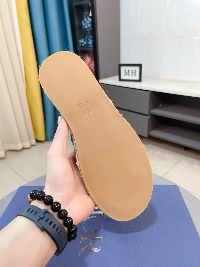 Men's men's shoes💰320🌸🌸High-end version. DIOR💁Men's slippers, high-end and upscale [strong][strong], compare quality at counters. The upper is hand-drawn, a combination of native hemp and raw rubber sole [strong][strong], breathable and non-slip outsole [rose][rose], breathable and comfortable lambskin lining, density 100% comfortable [gift][gift], original wear-resistant code number 38-44. Can be customized 45-46-47